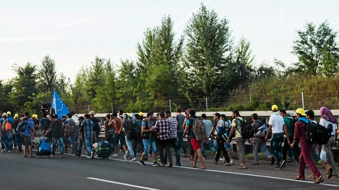Refugee_march_Hungary_2015-09-04_02_B