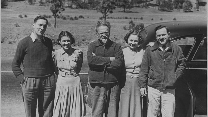 Trotsky_and_American_admirers._Mexico