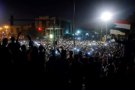 Sudanese_protestors_gathering_infront_of_Army_HQ