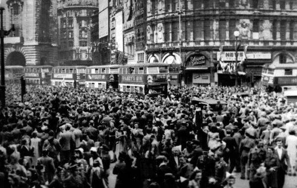 VE_DAY_Piccadily_